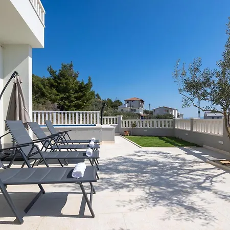Exclusive Duda With Private Pool And Tavern * Jesenice (Split-Dalmatia)