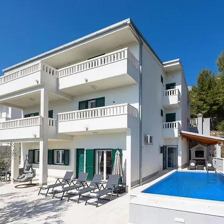 Exclusive Duda With Private Pool And Tavern Apartment Jesenice (Split-Dalmatia)